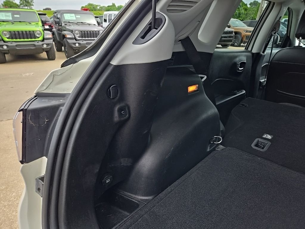 Used 2018 White Jeep Latitude image 84