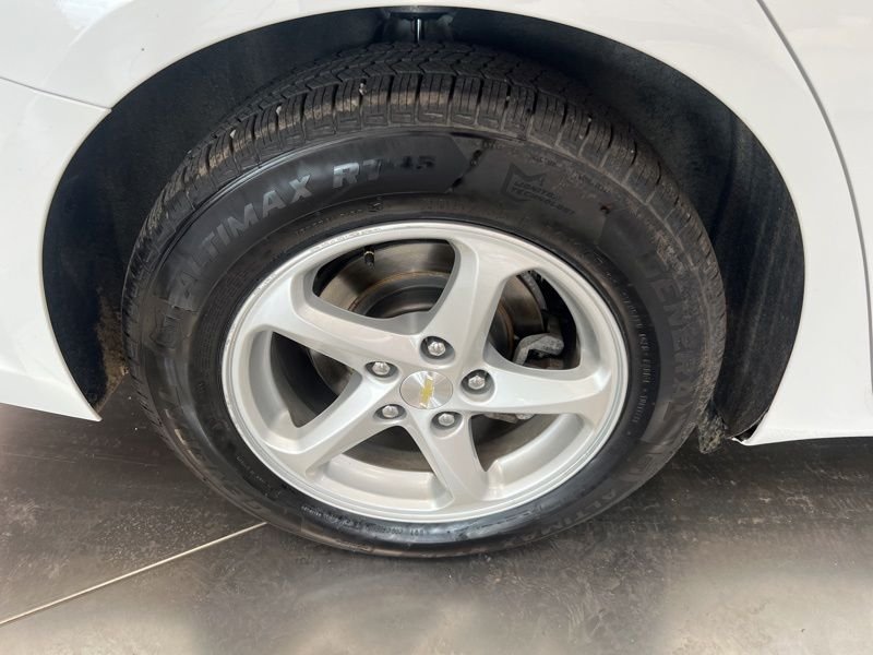 Used 2018 White Chevrolet LS image 9