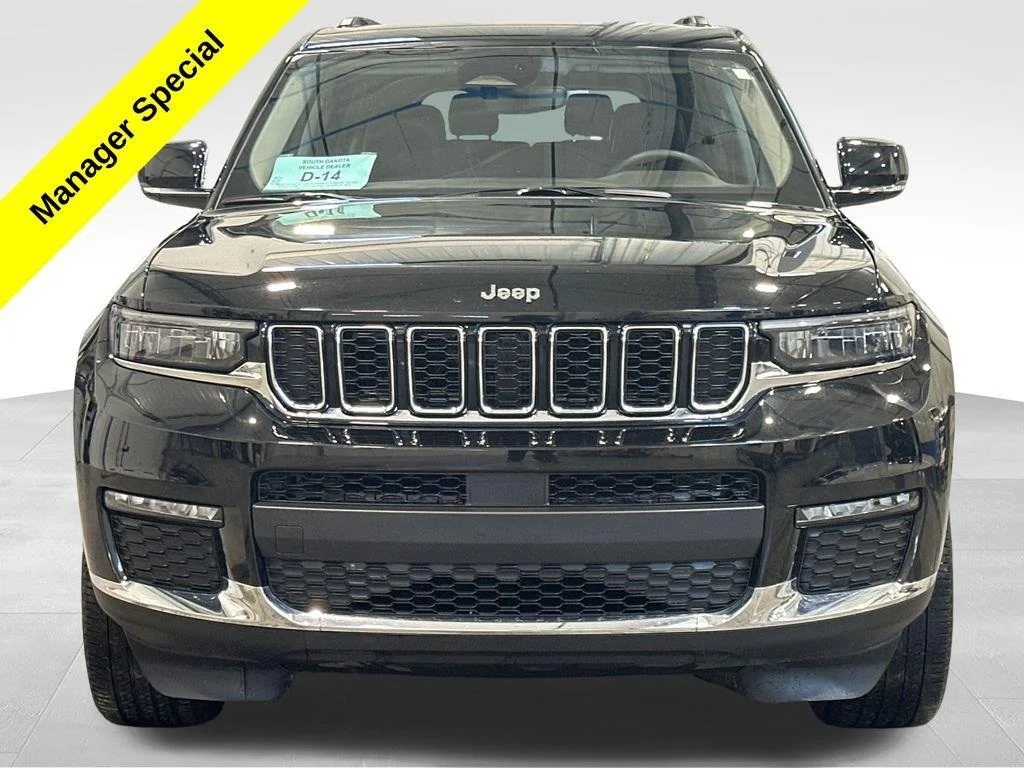 Used 2023 Diamond Black Crystal Pearlcoat Jeep Limited image 2