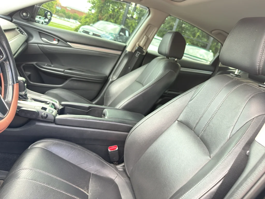 Used 2017 Crystal Black Pearl Honda Touring image 2