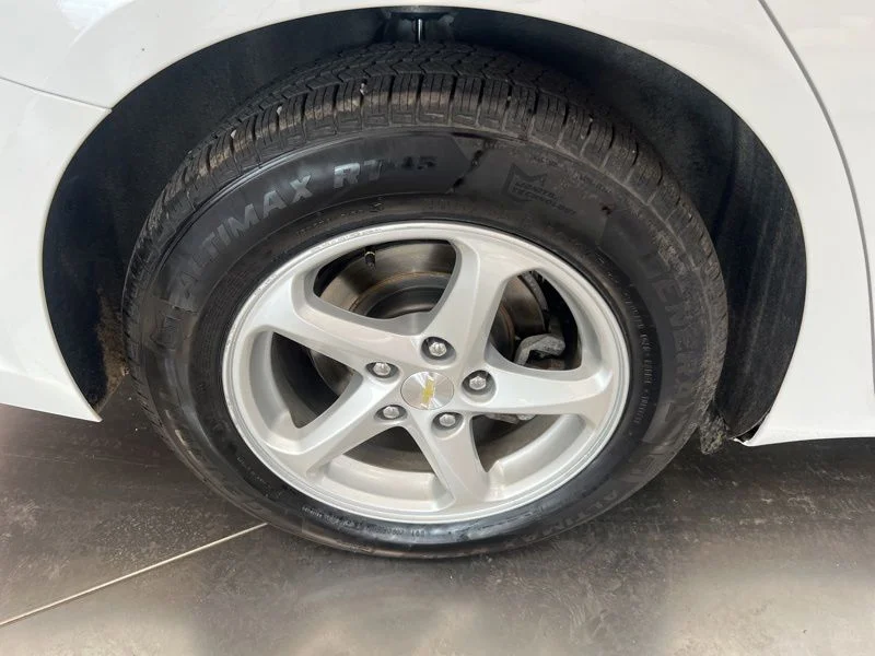 Used 2018 White Chevrolet LS image 9