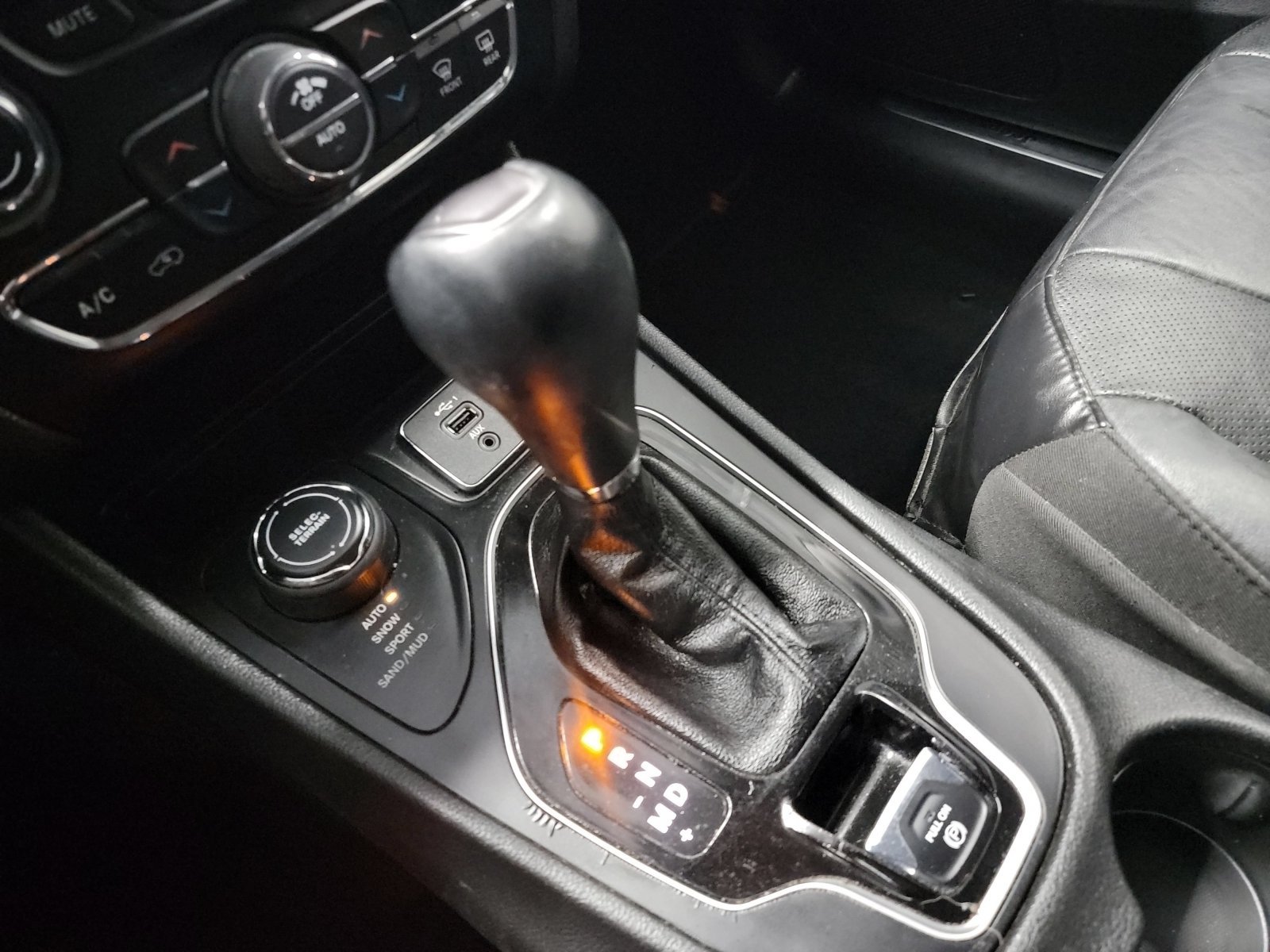 Used 2020 Diamond Black Crystal Pearlcoat Jeep Limited image 26
