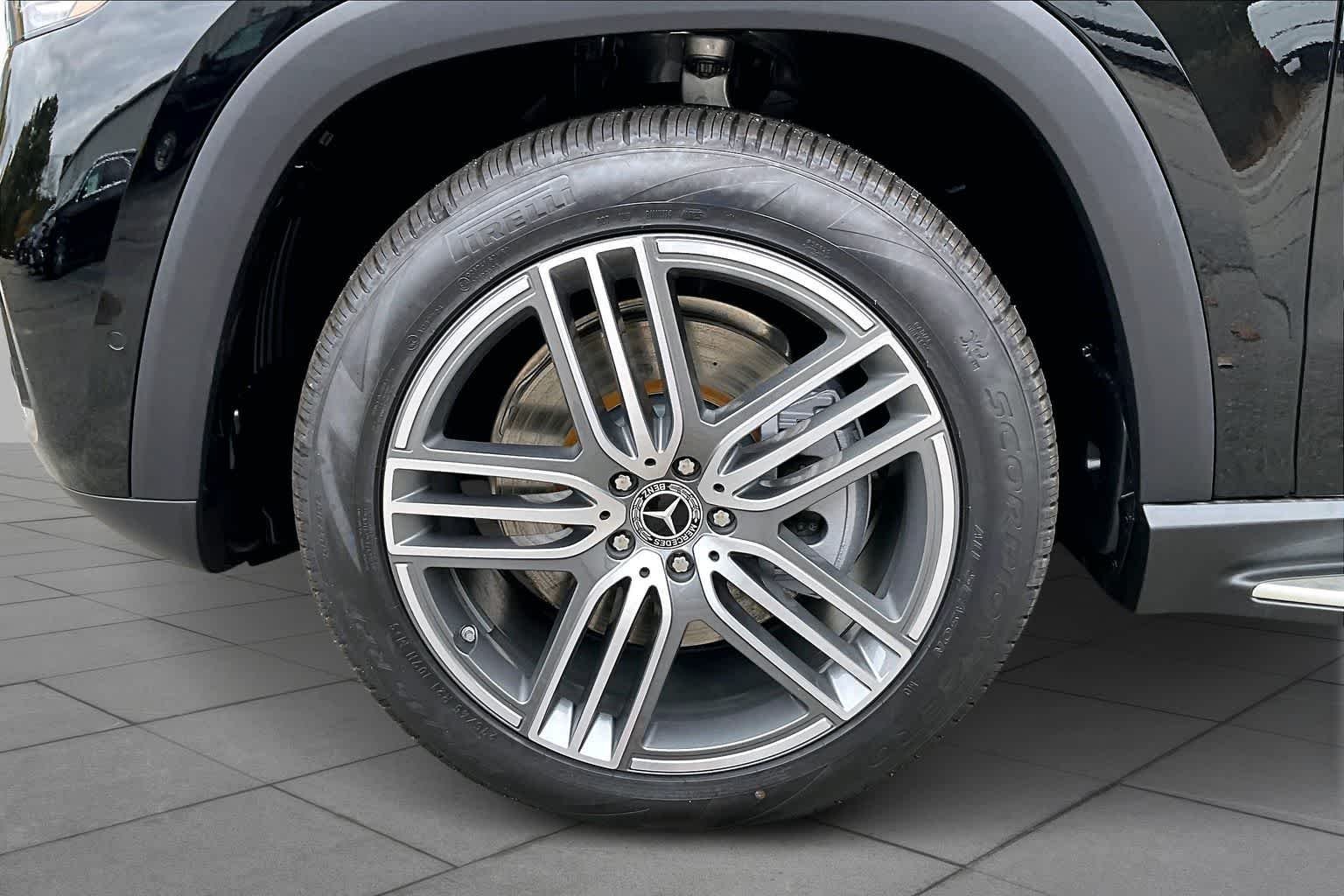 New 2026 040/Black Mercedes-Benz GLS 450 image 16