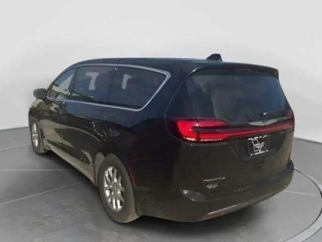 New 2026 Diamond Black Crystal Pearl-Coat Exterior Paint Chrysler Select image 7
