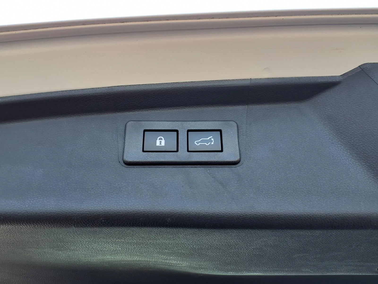 Used 2024 CRYSTAL WHITE PEARL SUBARU UTILITY image 26