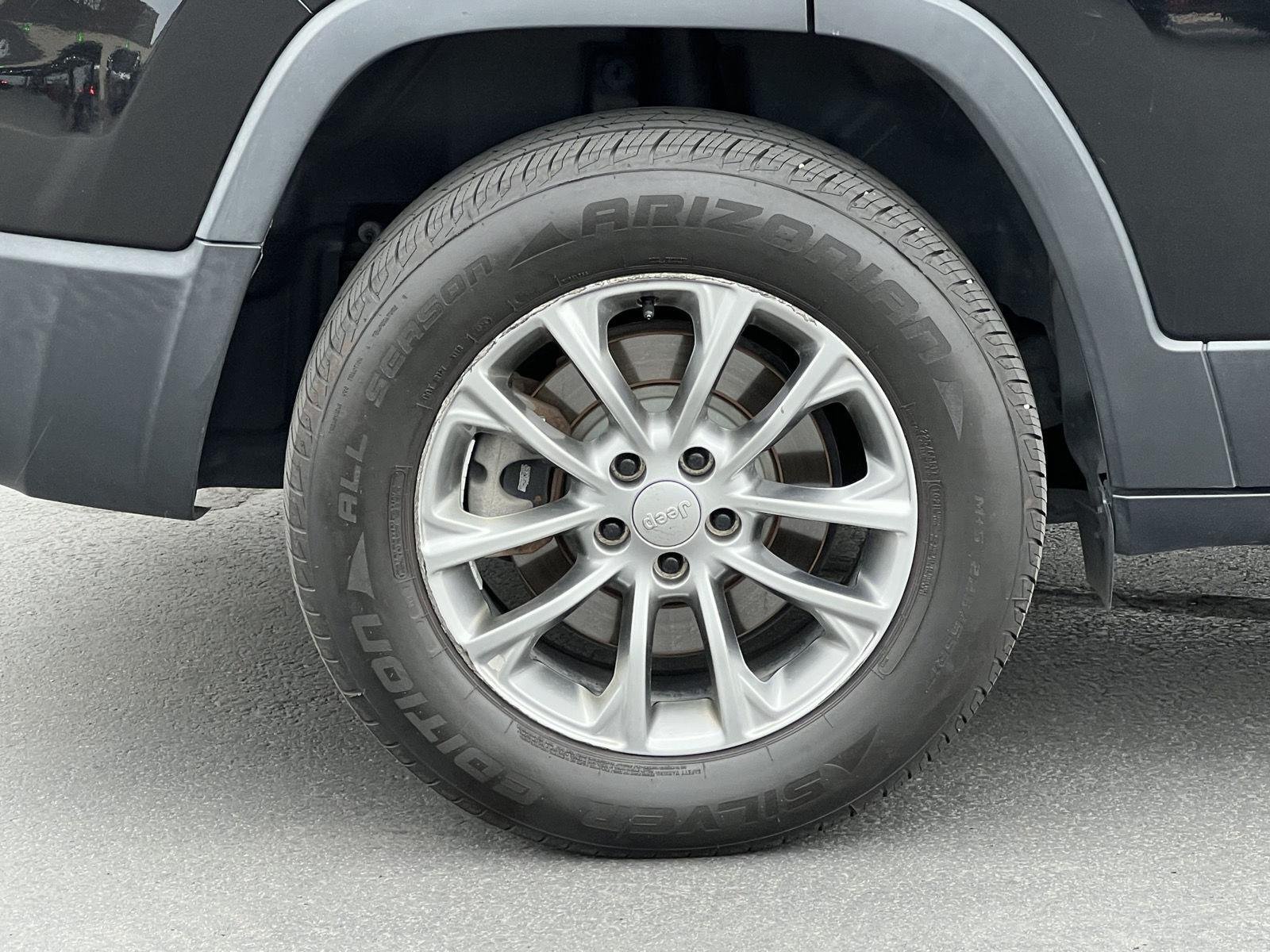 Used 2019 Diamond Black Crystal Pearlcoat Jeep Latitude Plus image 15