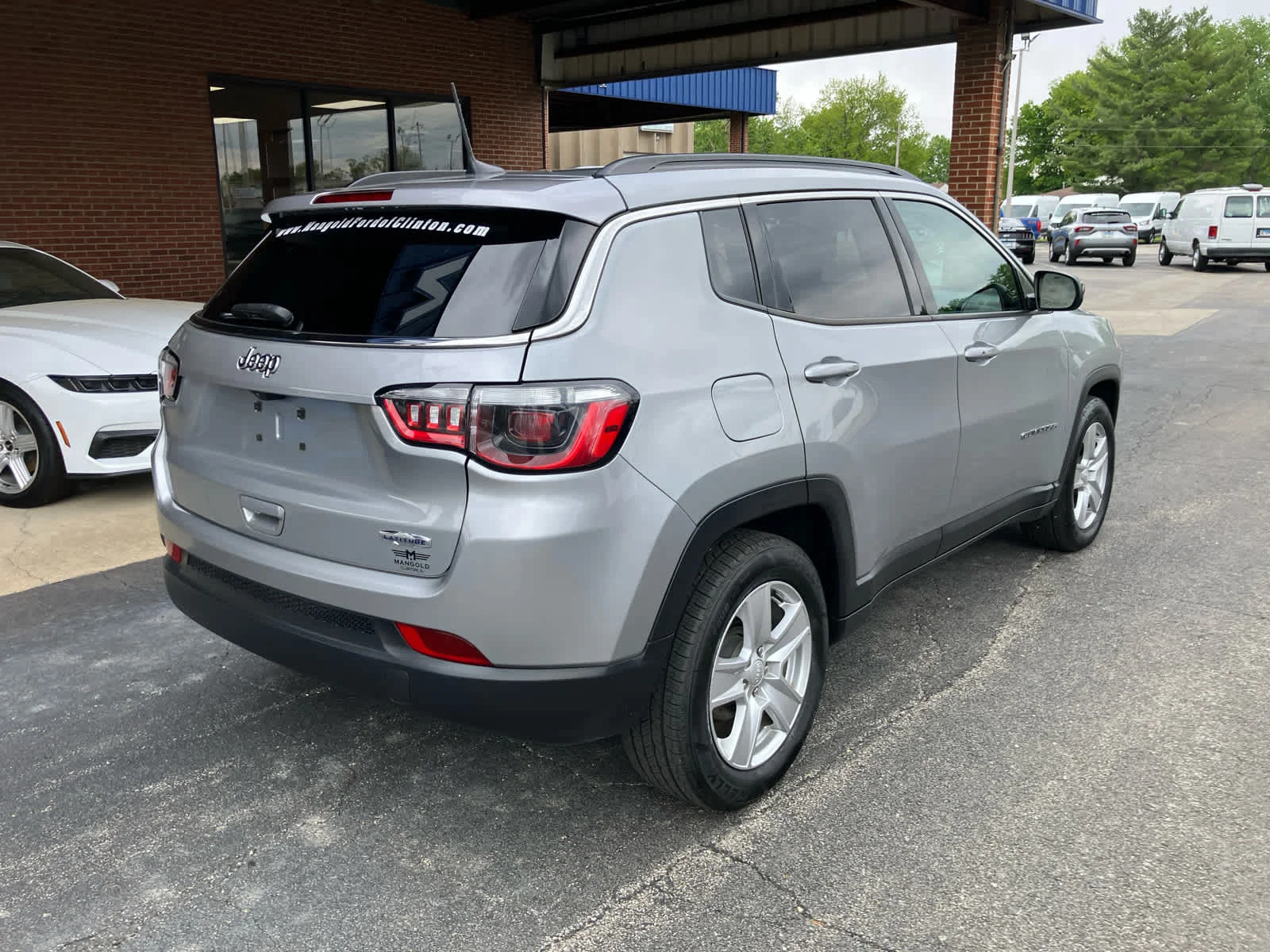 Used 2022 Billet Silver Clearcoat Metallic Jeep Latitude image 19