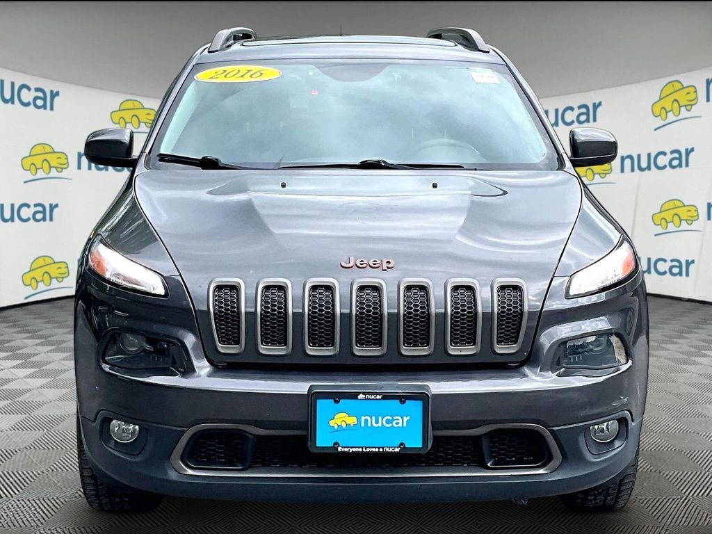 Used 2016 Granite Crystal Metallic Clearcoat Jeep Latitude image 2