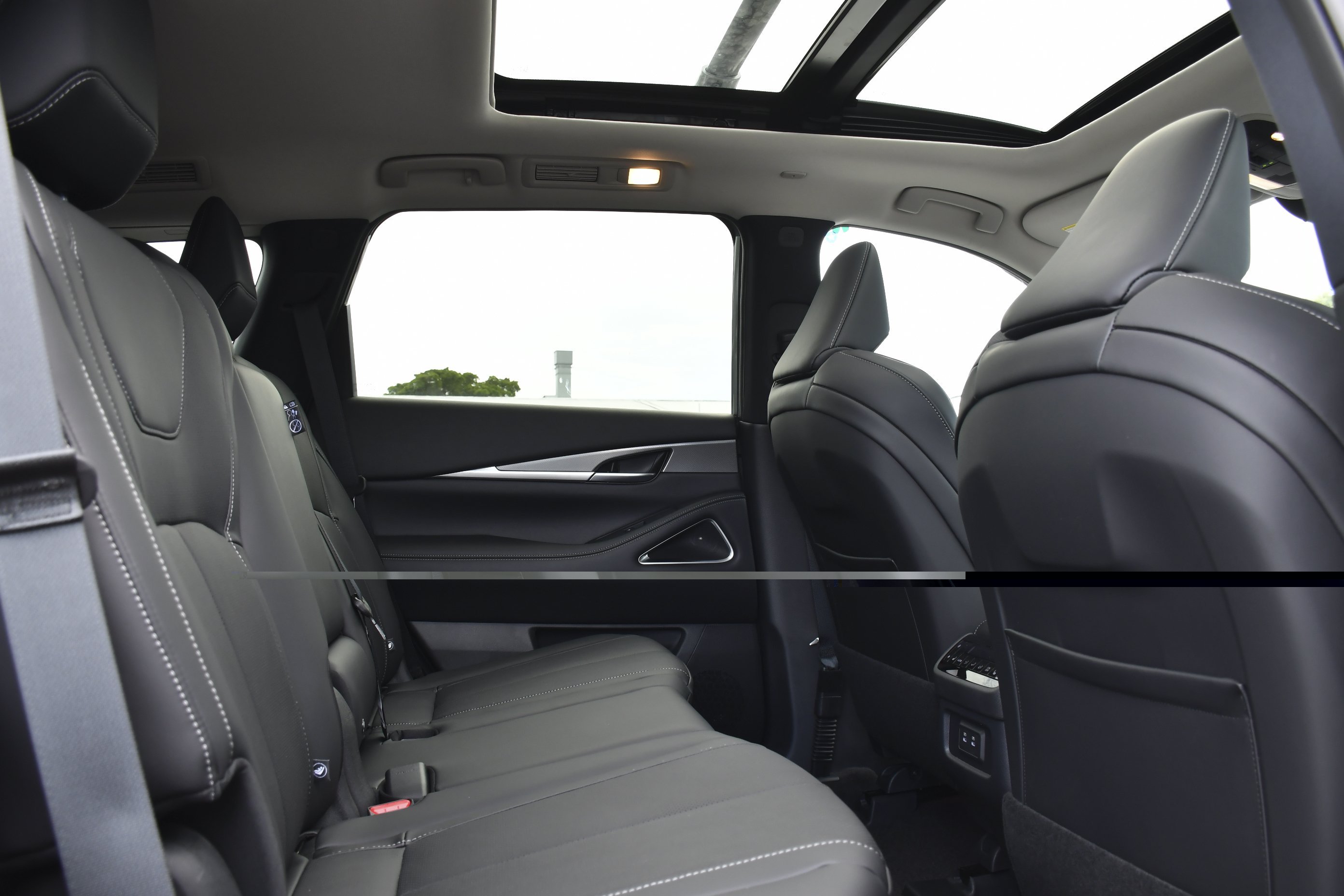 New 2027 GRAPHITE SHADOW INFINITI Luxe FWD image 30