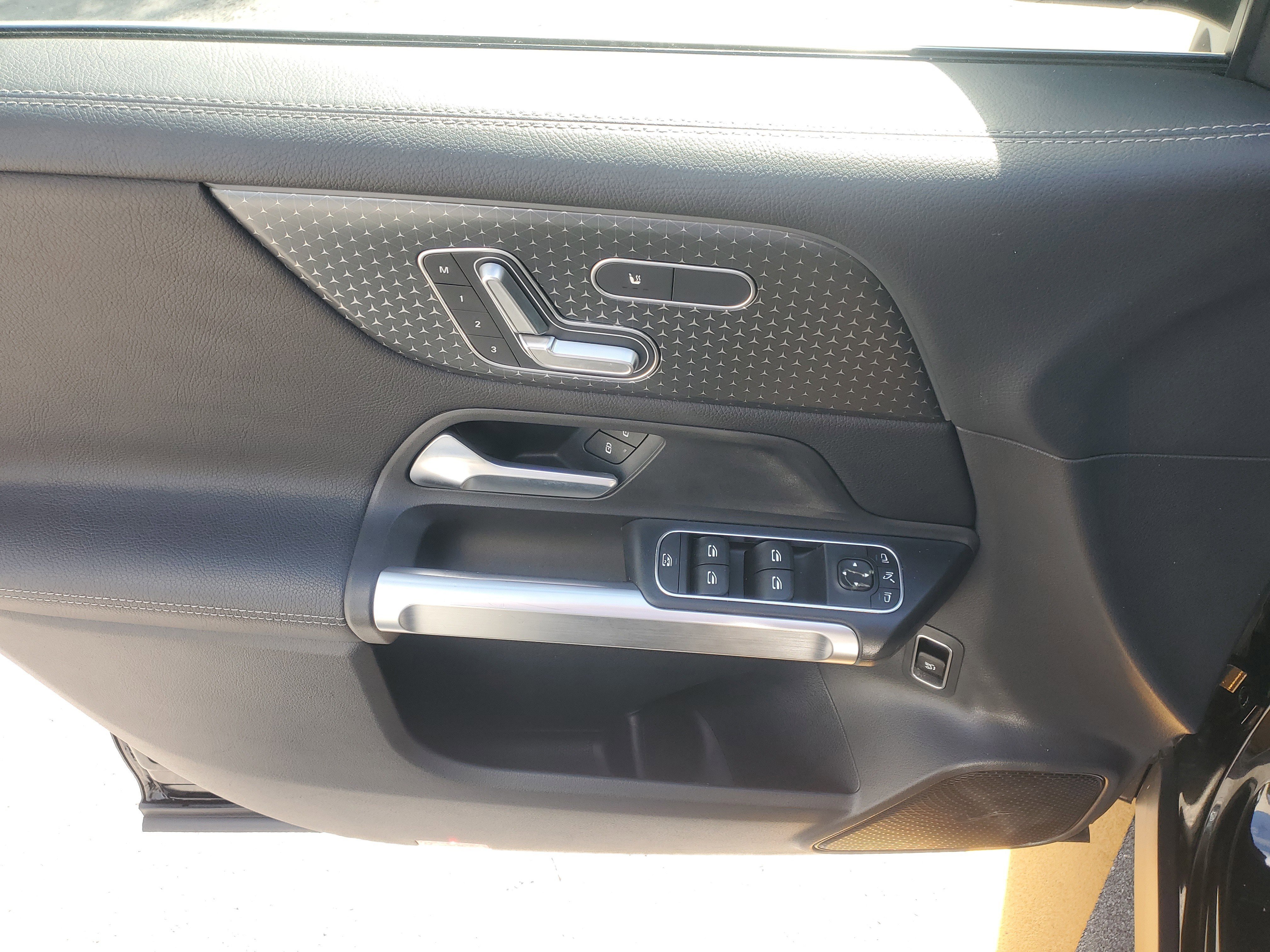 Used 2025 Black Mercedes-Benz GLB 250 image 18