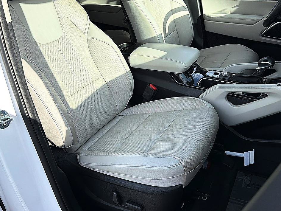 Used 2021 Glacial White Pearl Kia SX image 22