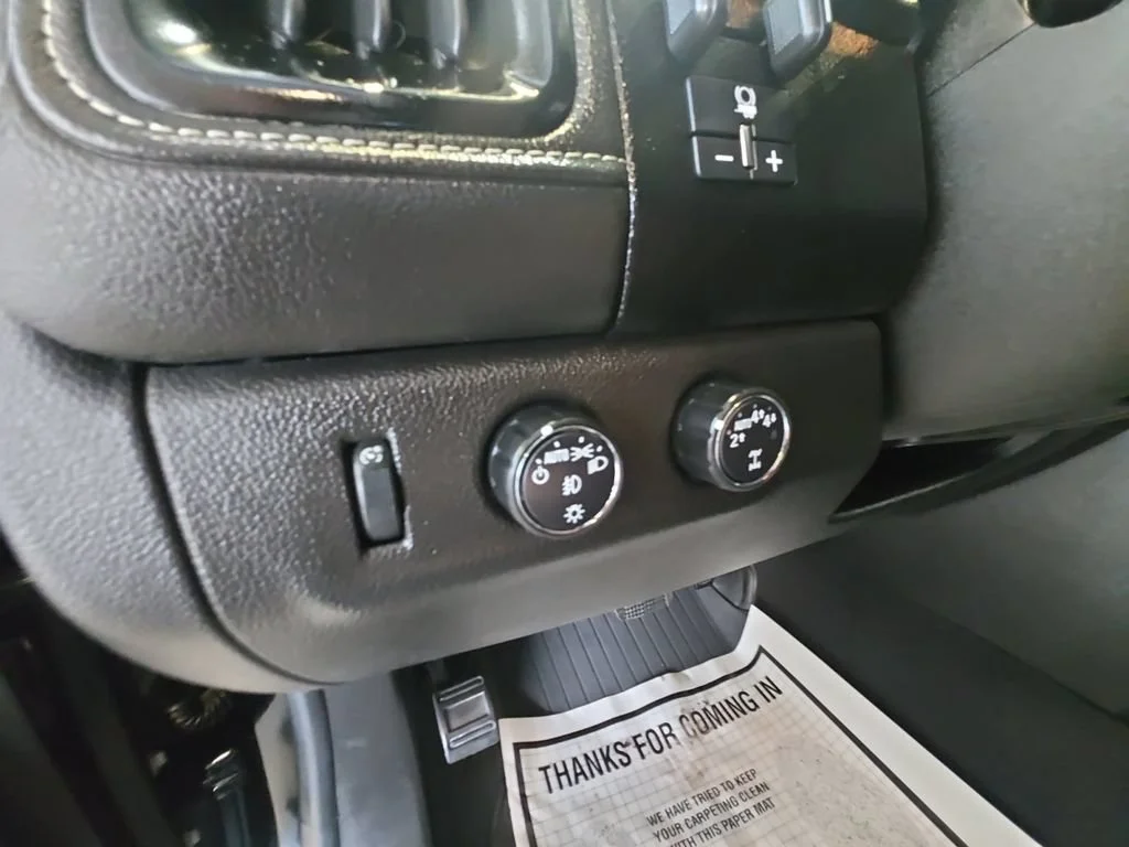 Used 2021 ONYX BLACK GMC 4WD Denali image 32