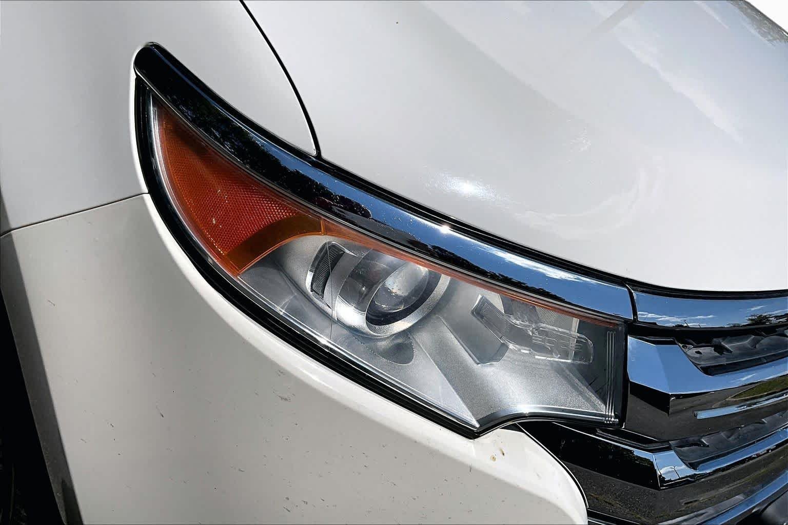 Used 2013 White Suede Ford SE image 25