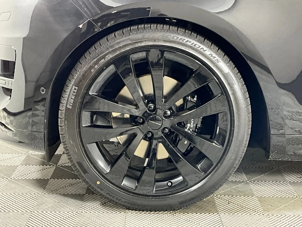 New 2026 Santorini Black Land Rover Dynamic SE image 9