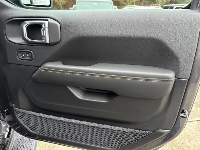 New 2026 Granite Crystal Metallic Clear-Coat Exterior Paint Jeep Sahara image 16