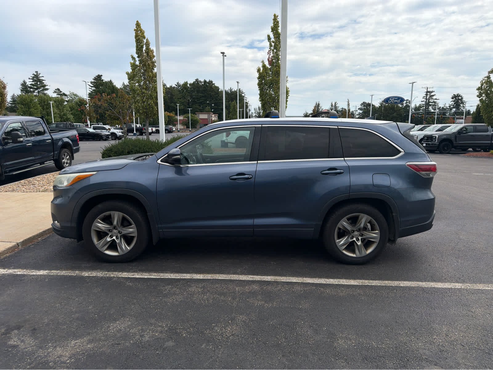 Used 2015 Shoreline Blue Pearl Toyota Limited image 1