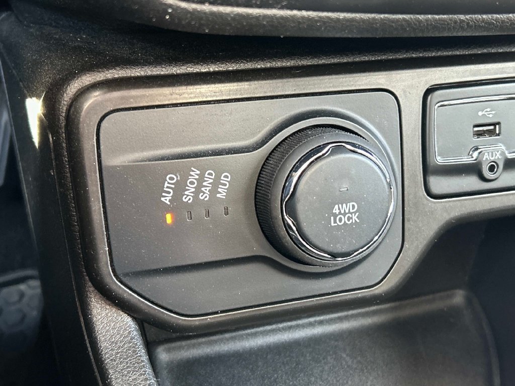 Used 2022 Black Jeep Latitude image 25