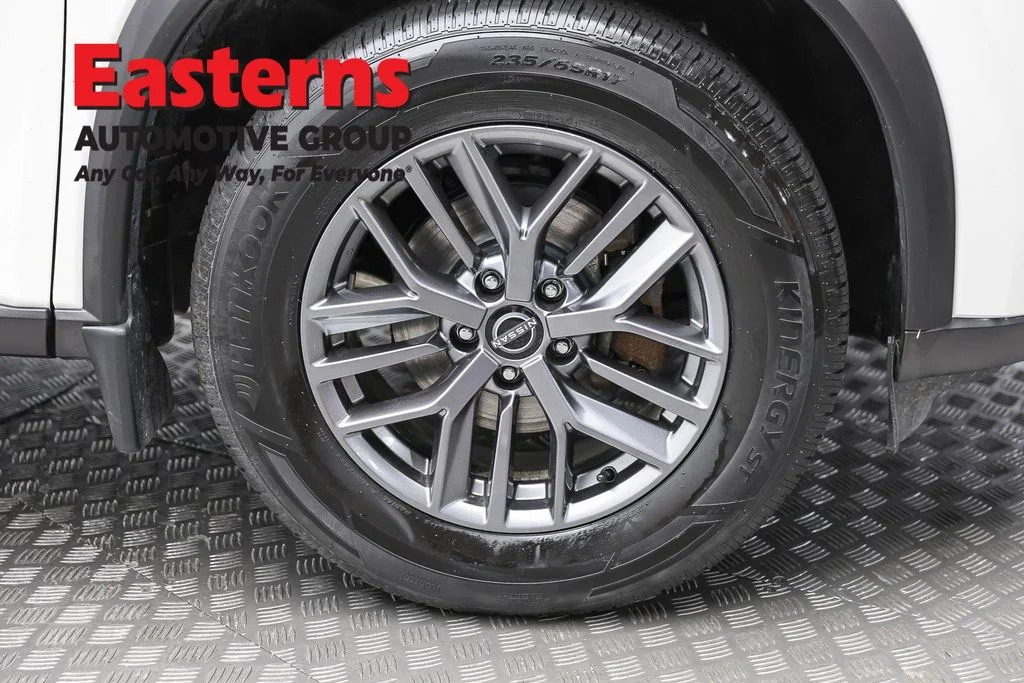 Used 2023 White Nissan S image 31