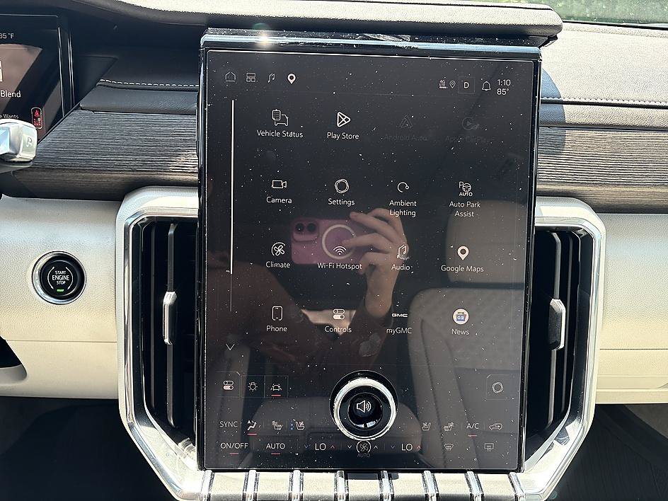 Used 2024 White Frost Tricoat GMC FWD Denali image 16