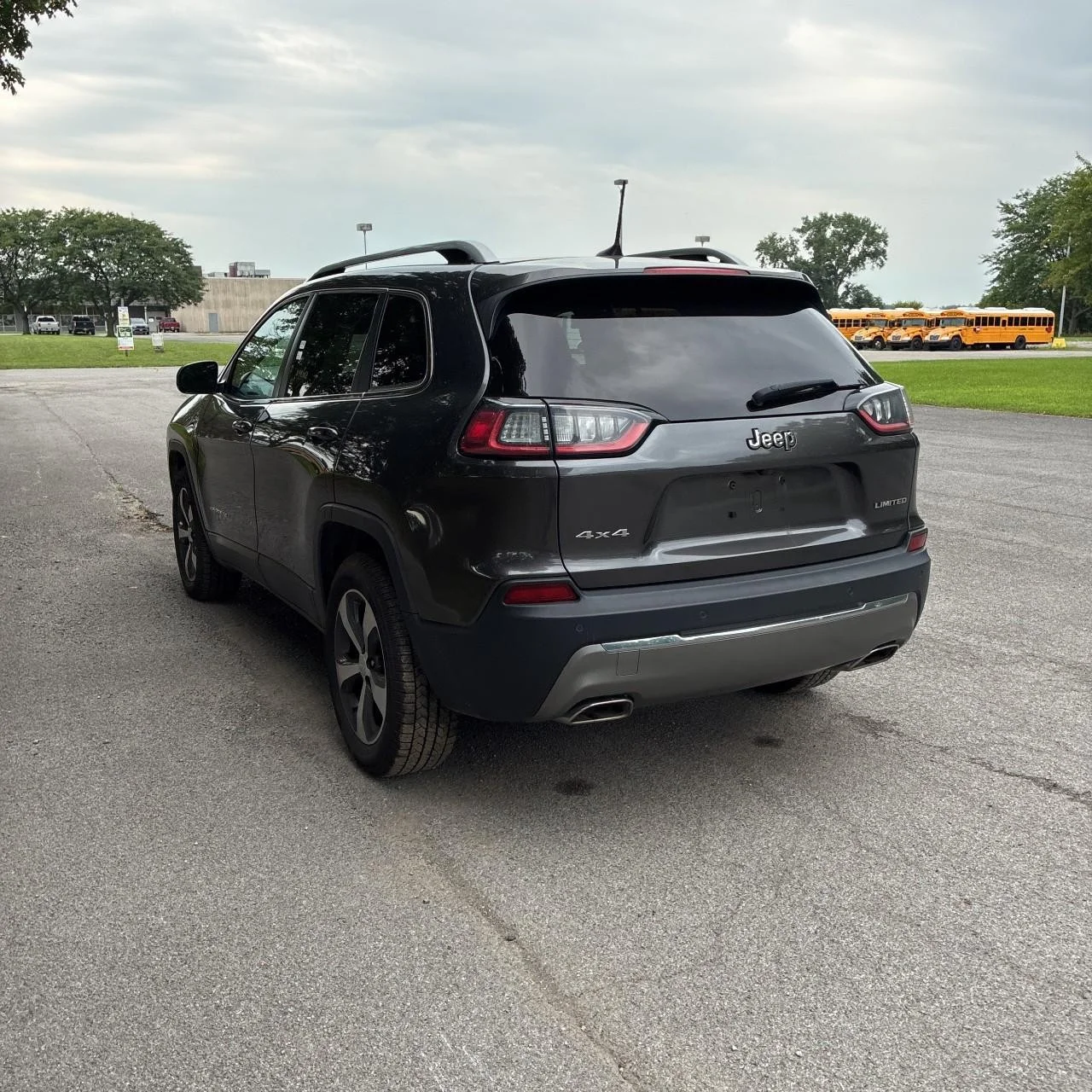 Used 2019 Gray Jeep Limited image 3
