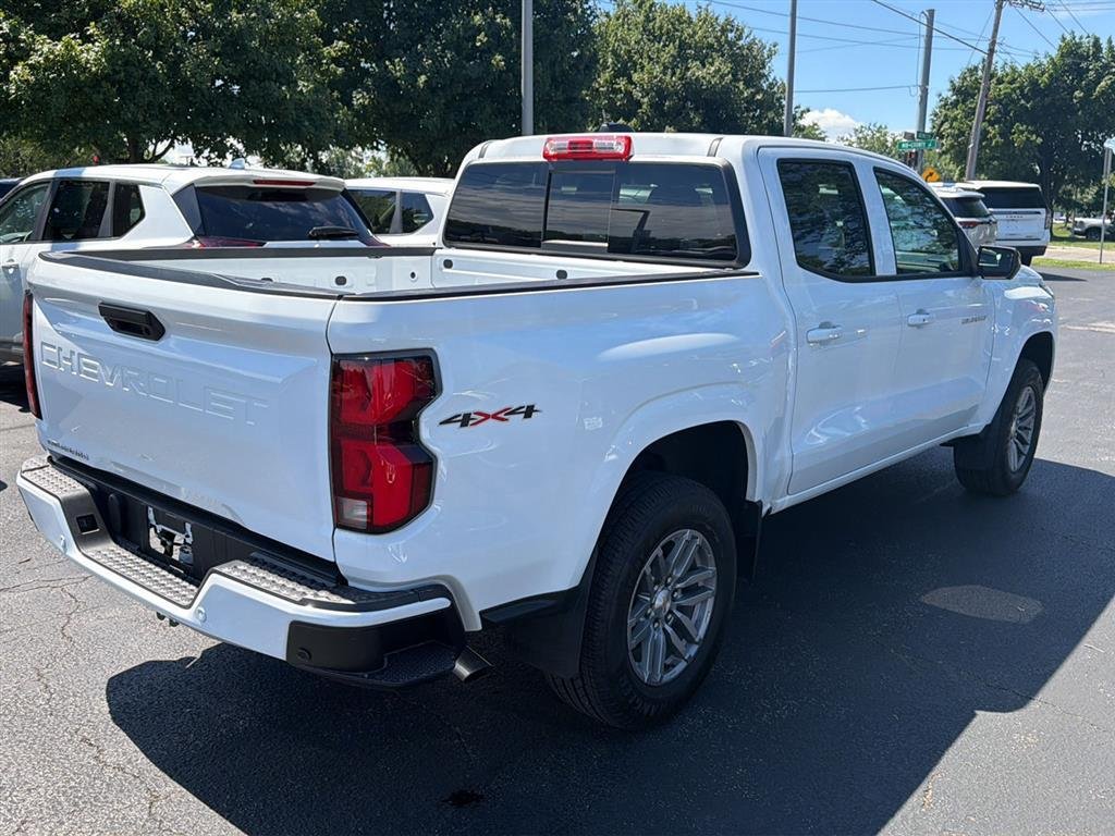 Used 2025 Wh Chevrolet  image 3