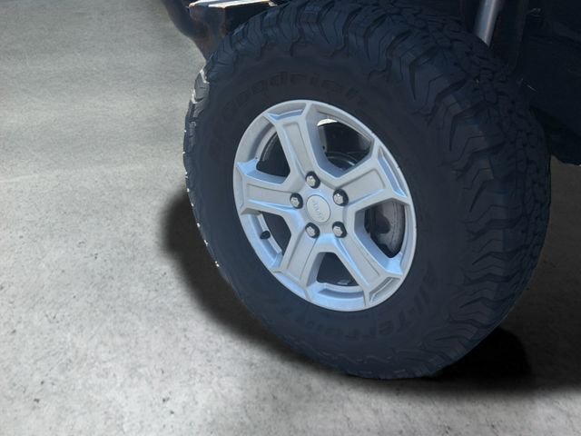 Used 2019 Silver Jeep Unlimited Sport S image 30
