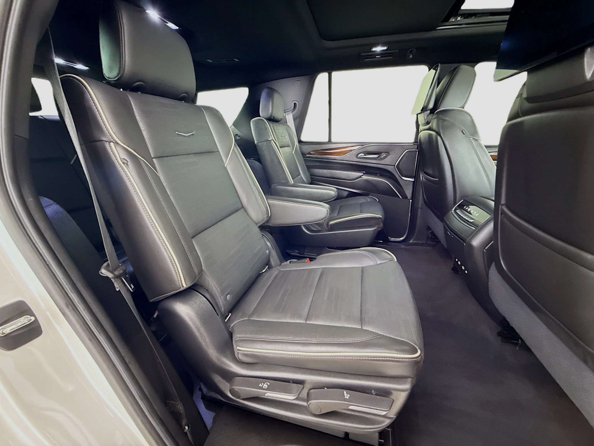 Used 2021 CRYSTAL WHITE TRICOAT Cadillac Premium Luxury image 32