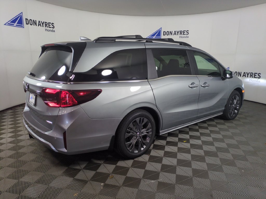 New 2027 Solar Silver Metallic Honda Touring image 5