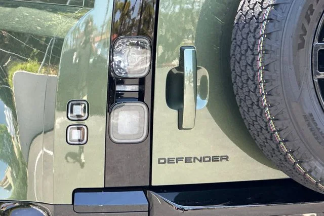 New 2026 Woolstone Green Land Rover X-Dynamic SE image 25