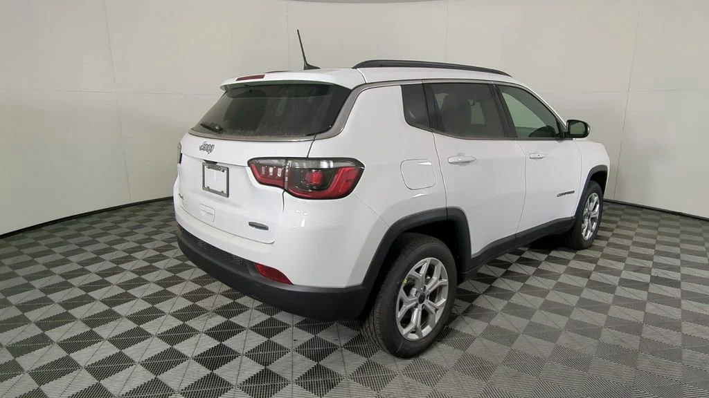 New 2026 Bright White Clear-Coat Exterior Paint Jeep Latitude image 4