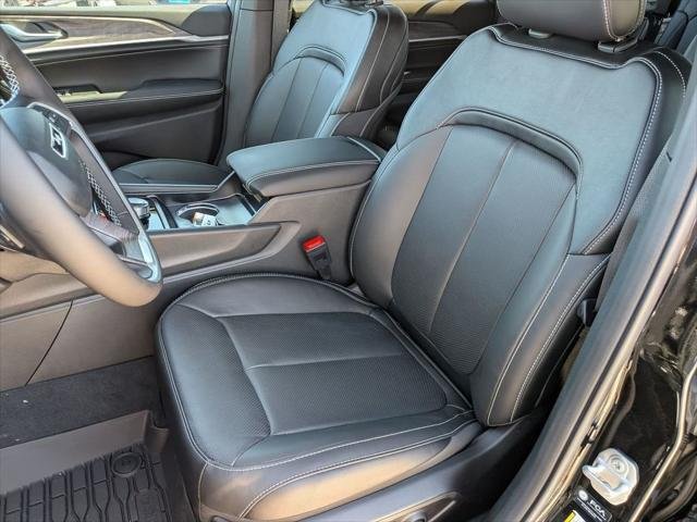 New 2026 Diamond Black Crystal Pearlcoat Jeep Limited image 15