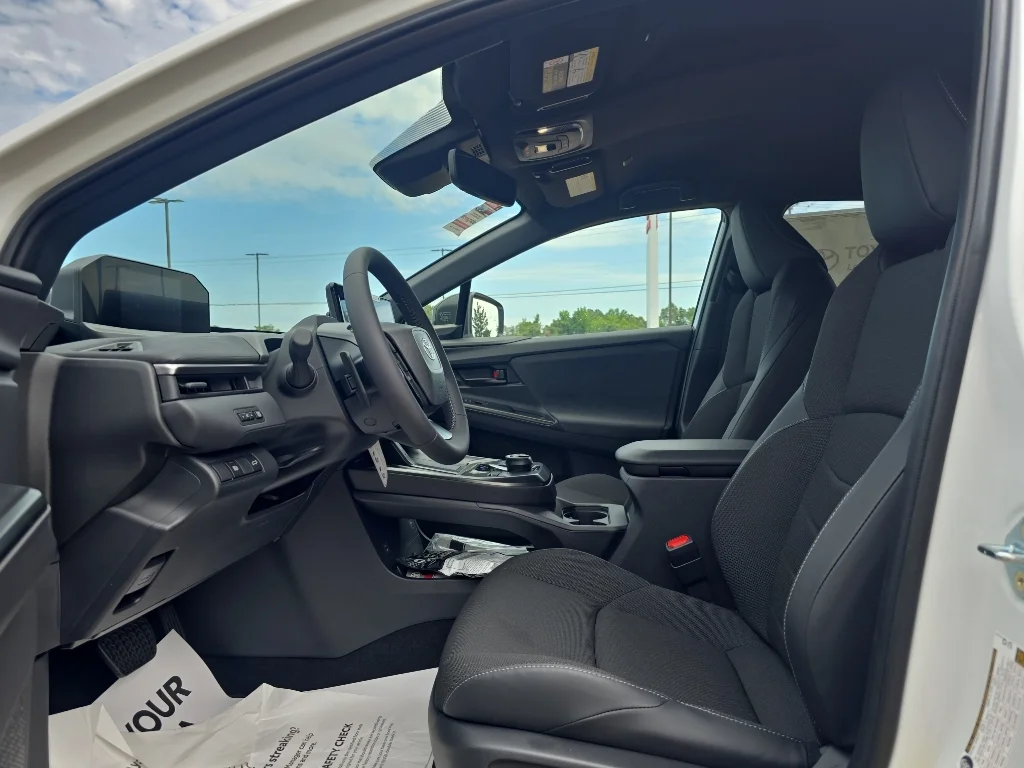 New 2026 Wind Chill Pearl <sup>1</sup> Toyota  SE image 8