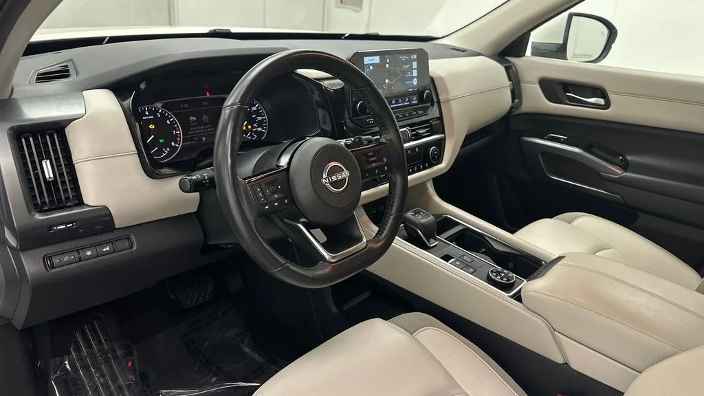 Used 2023 White Nissan SL image 17