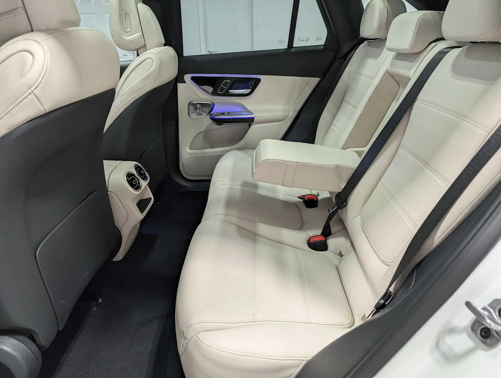 Certified Used 2026 Polar White Mercedes-Benz GLC 300 image 21