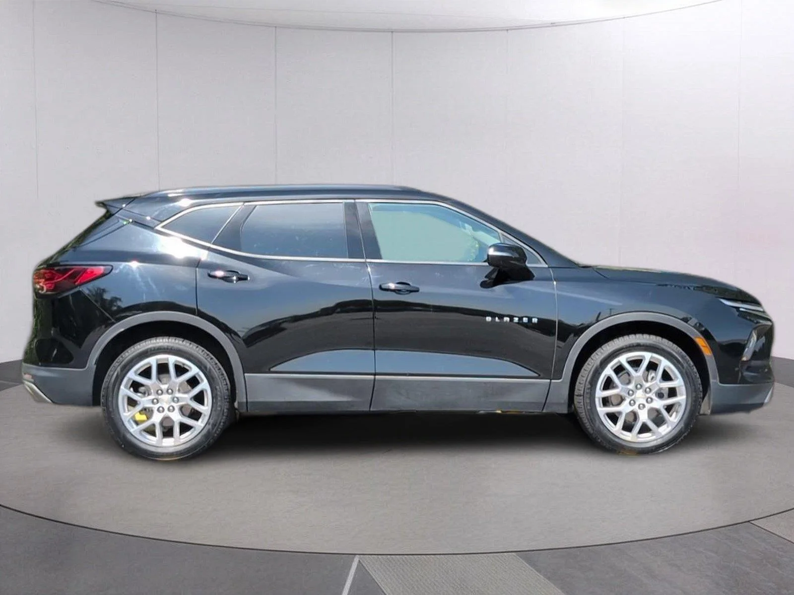Used 2023 BLACK Chevrolet LT image 8
