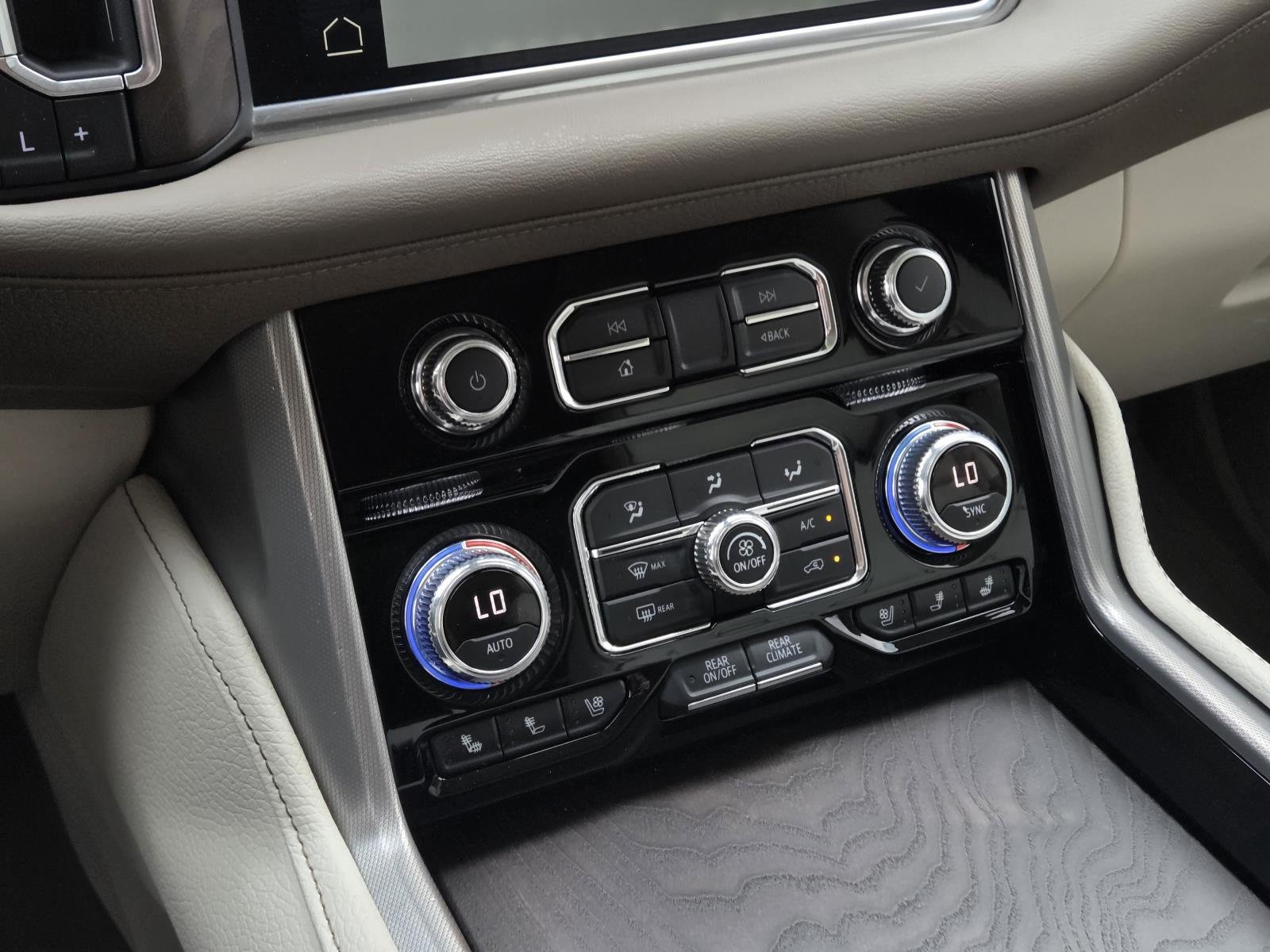 Used 2022 White Frost Tricoat GMC Denali image 26