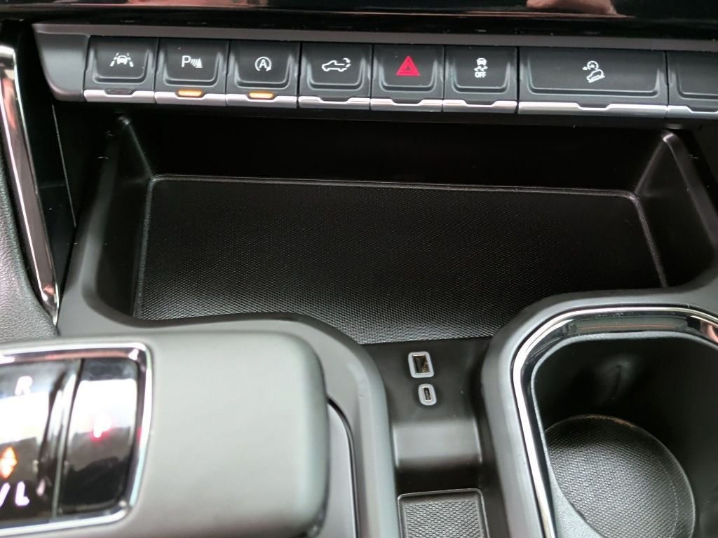 Used 2024 White GMC AT4 image 32