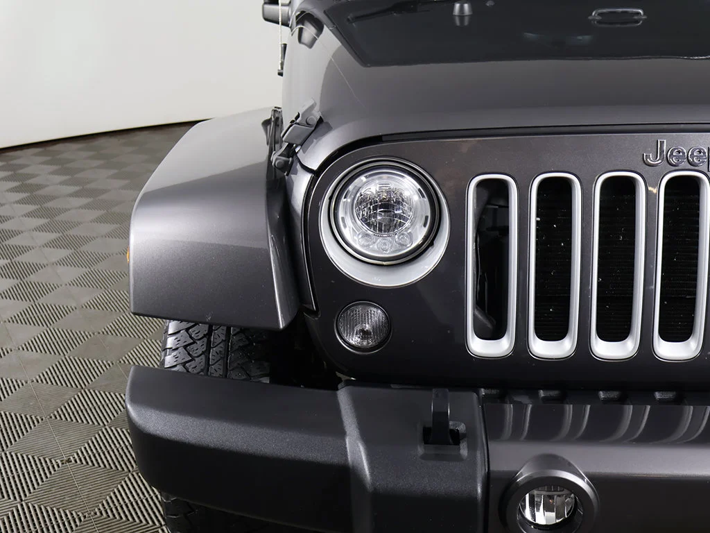 Used 2018 Crystal Metallic Jeep Unlimited Sahara image 8