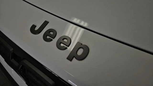 New 2026 Bright White Clear-Coat Exterior Paint Jeep Laredo image 40