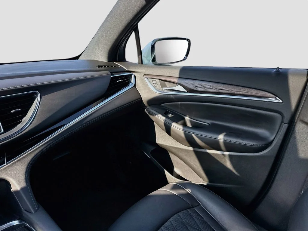 Used 2022 White Buick Avenir image 29