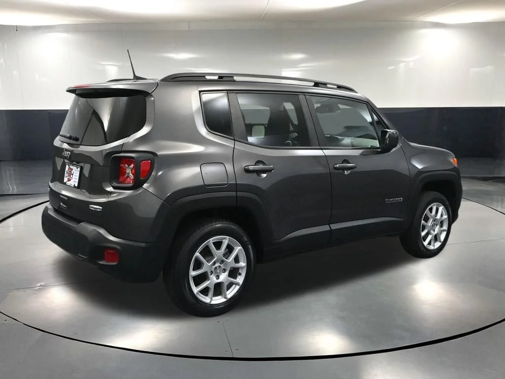Used 2021 Gray Jeep Latitude image 4