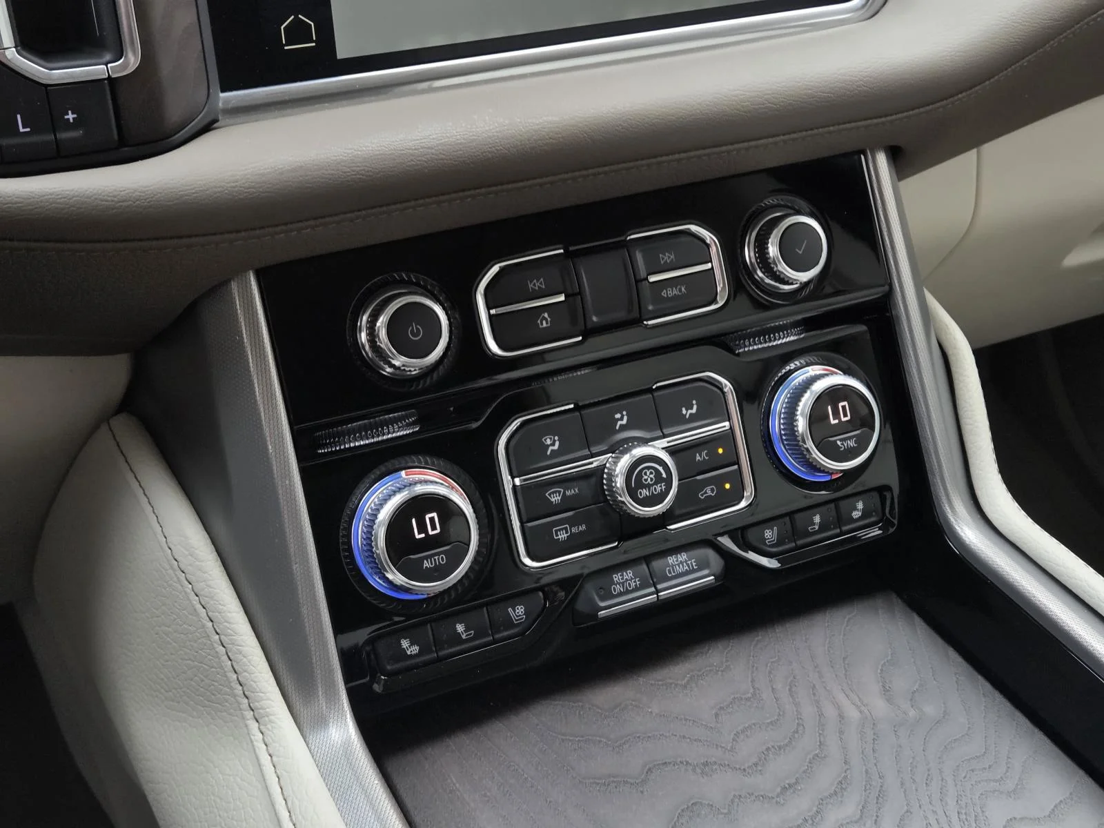 Used 2022 White Frost Tricoat GMC Denali image 26