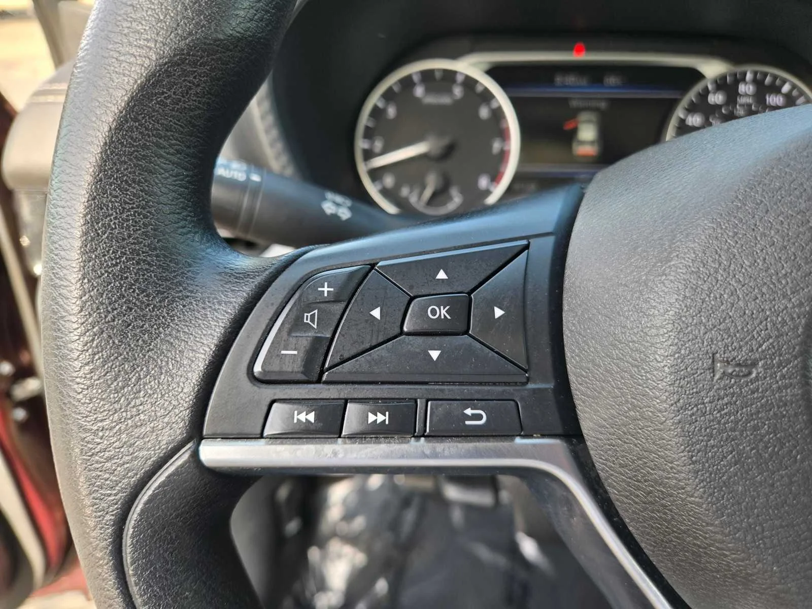 Used 2024  Nissan SV image 25