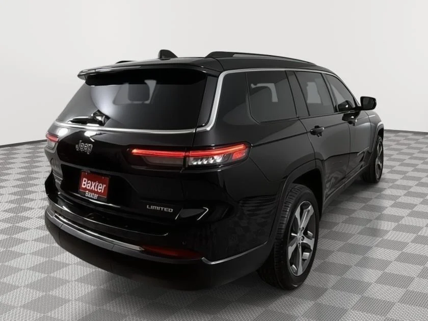 Used 2023 Diamond Black Crystal Pearlcoat Jeep Limited image 12