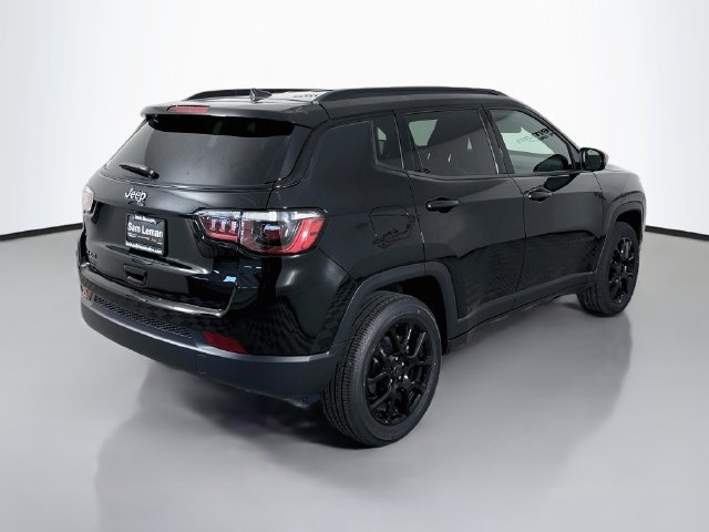 New 2026 Diamond Black Crystal Pearl-Coat Exterior Paint Jeep Latitude image 7