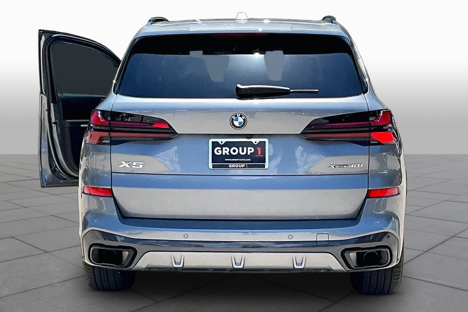 Used 2024 Skyscraper Grey Metallic BMW xDrive40i image 4