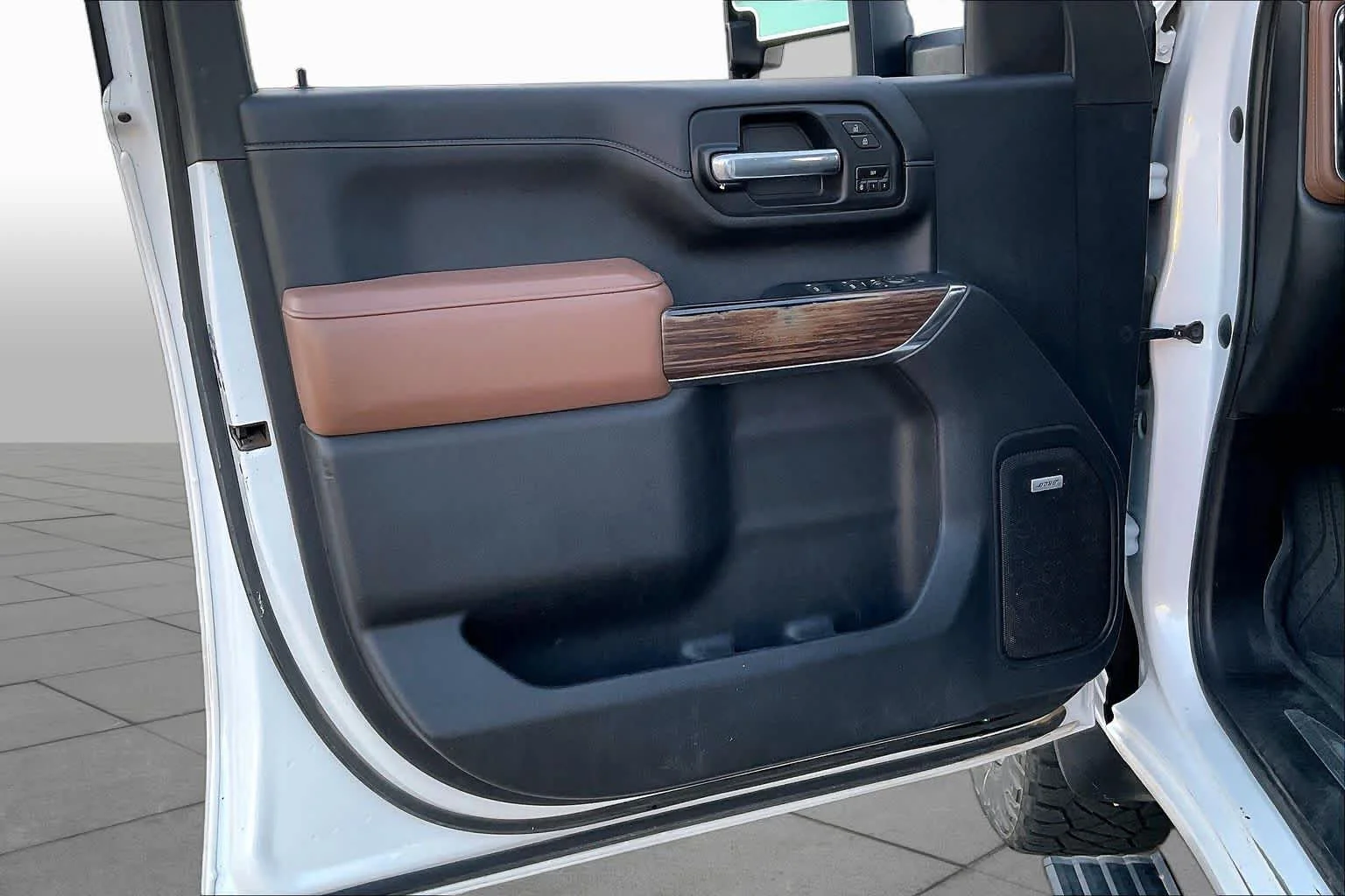 Used 2022 Iridescent Pearl Tricoat Chevrolet High Country image 19