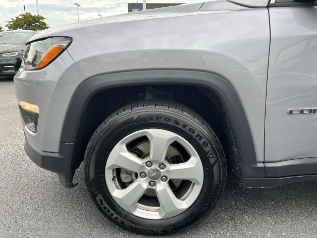 Used 2019 Billet Silver Metallic Clearcoat Jeep Latitude image 27