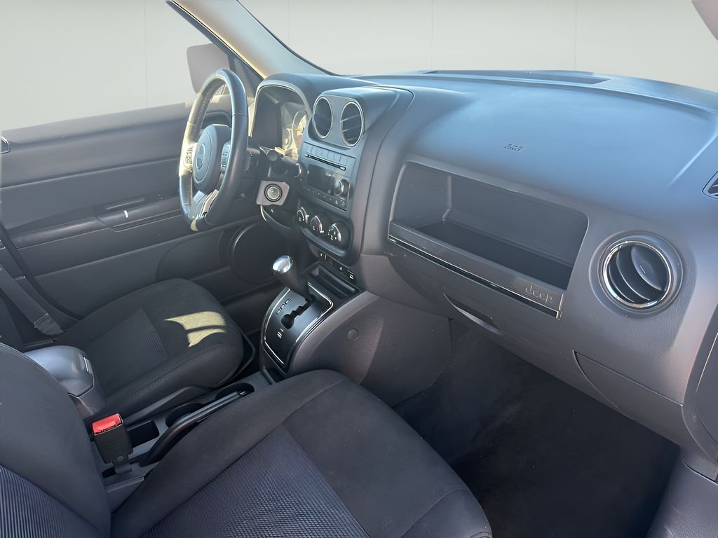 Used 2015 Granite Crystal Metallic Clearcoat Jeep Latitude image 11