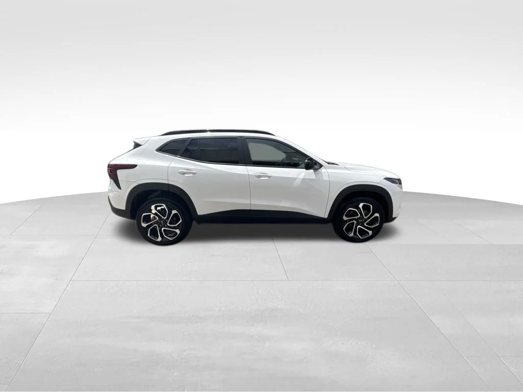Used 2025 White Chevrolet 2RS image 9
